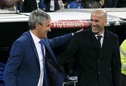 Setién con Zinedine Zidane en el Bernabéu. |  EFE