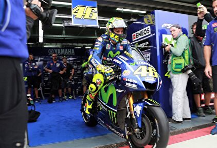 Valentino Rossi vuelve a subirse a la moto. | EFE