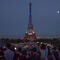 7. ParísTuristas ante la Torre Eiffel.