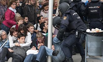 Agentes actuando en un colegio electoral durante el referéndum ilegal del 1-O. |  EFE