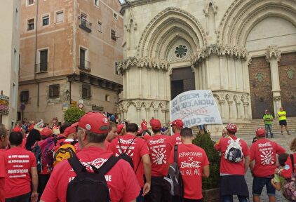 Los manifestantes, a las puertas de la iglesia. | @MarcosdeQuinto