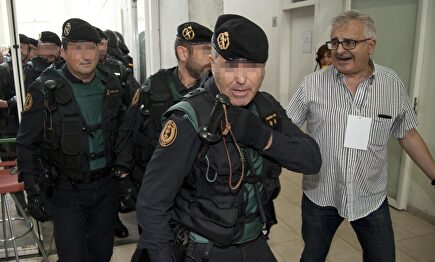 Agentes del GRS de la Guardia Civil durante el 1-O. |  EFE