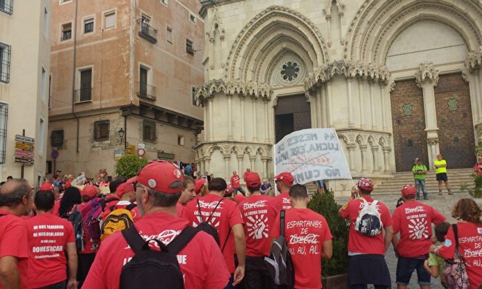 Los manifestantes, a las puertas de la iglesia. | @MarcosdeQuinto