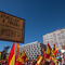 No ha habido demasiadas pancartas (la pancarta era la bandera) una de ellas pedía prisión para Puigdemont.