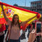 Una chica que se hace una foto con su bandera de España.