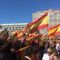 En el suelo de este emblemático espacio público se ha colocado una bandera de España, mientras se escuchaba por los altavoces la canción "Que viva España" de Manolo Escobar.