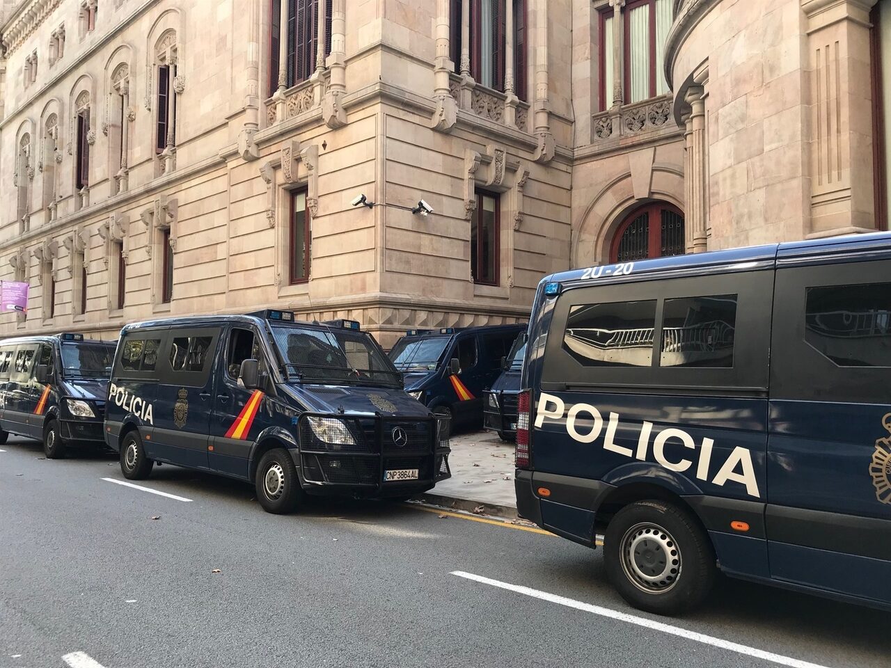 Furgones policiales frente al TSJC. |  Europa Press