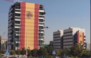Un empresario cuelga una gigantesca bandera de España en Valdebebas    La bandera mide 731 metros cuadrados, más del doble qu Gigante-bandera