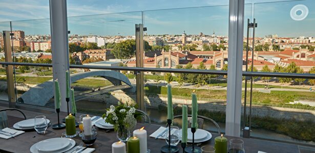 Un hombre ataviado con una mascarilla pasa por delante de una terraza recogida de un bar | EFE