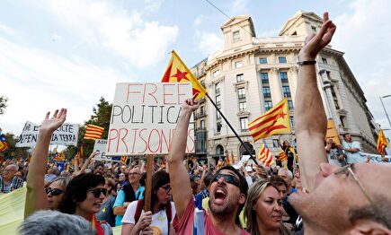 Manifestación independentista a favor de los presos en Plaza Cataluña, Barcelona |  Cordon Press