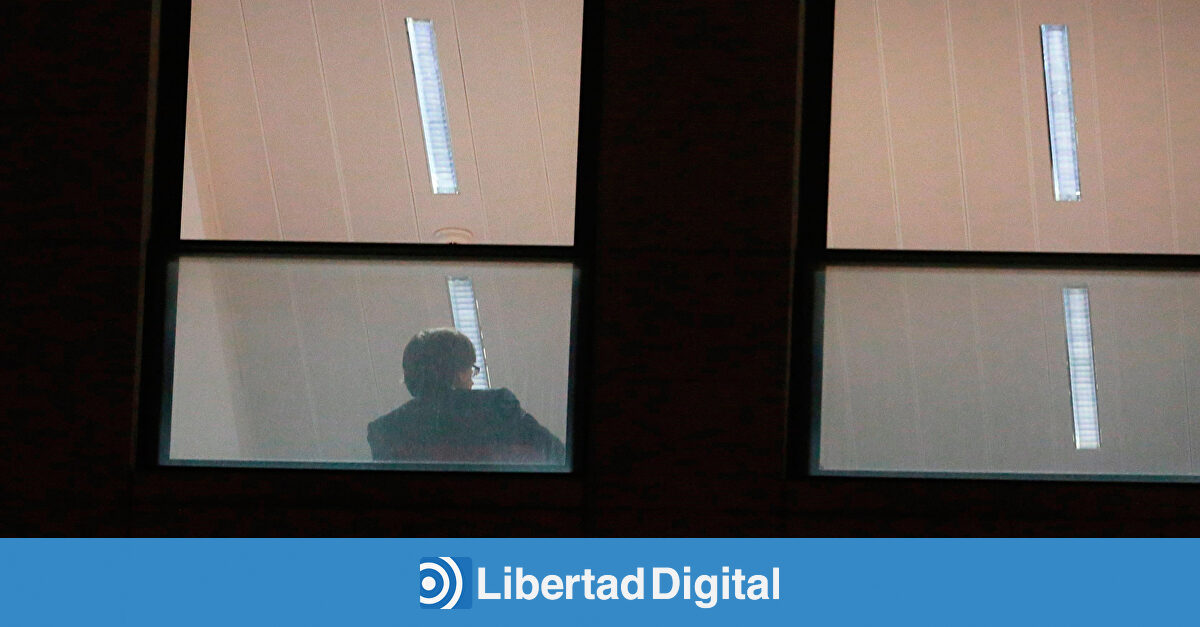 Puigdemont y los huidos quedan en libertad a la espera de que se