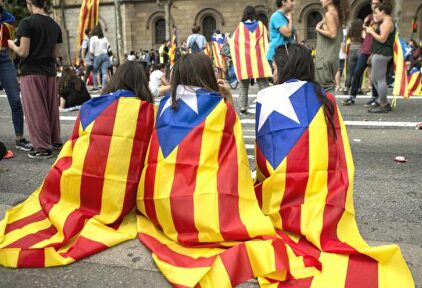 Niñas enfundadas en la bandera independentista catalana. | EFE