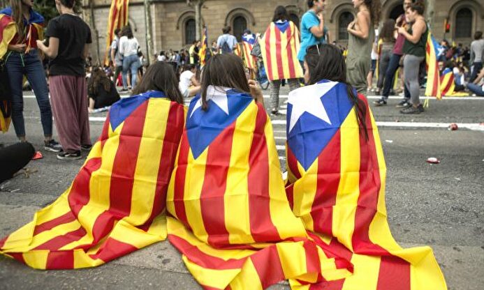 Niñas enfundadas en la bandera independentista catalana. | EFE