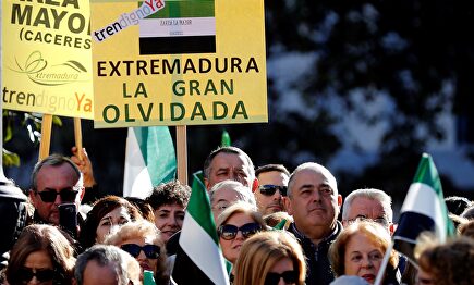 Protestas de extremeños en Madrid por la falta de infraestructuras |  EFE