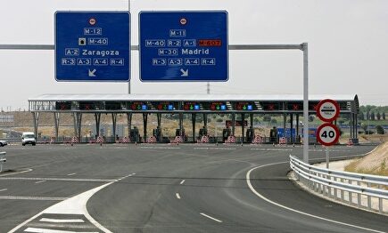 Ábalos plantea que los conductores paguen por usar autovías