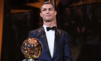 Cristiano Ronaldo, con uno de los cinco Balones de Oro que ha ganado. |  EFE