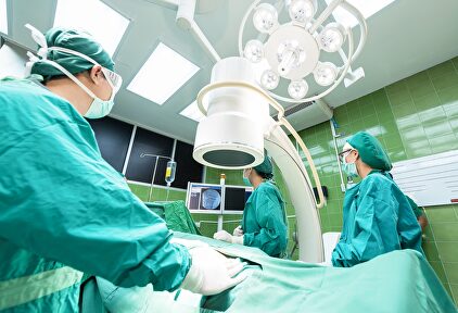 Personal sanitario durante una intervención |  Pixabay/CC/sasint