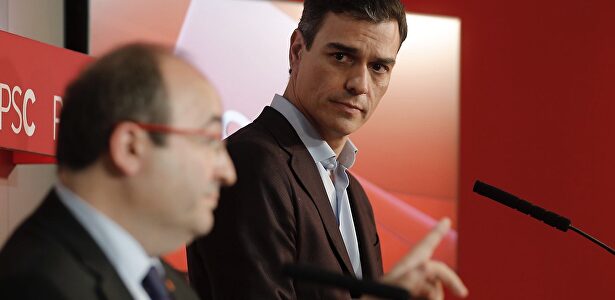 Pedro Sánchez mira a Miquel Iceta |  EFE