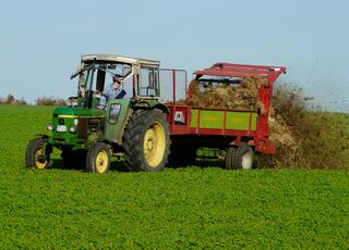 agricultura-tractor-fertilizar.jpg