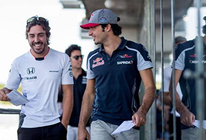 Fernando Alonso y Carlos Sainz, ambos forman parte ya de la historia de Ferrari. | EFE