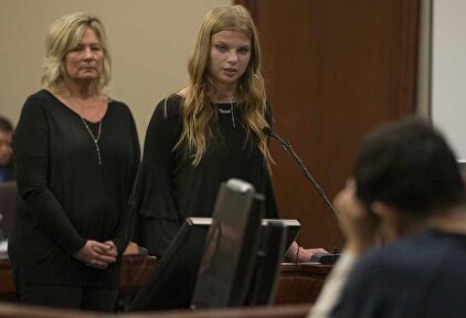 Larry Nassar escucha el testimonio de una de sus víctimas durante el juicio | EFE