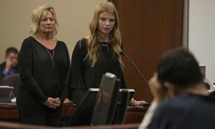 Larry Nassar escucha el testimonio de una de sus víctimas durante el juicio | EFE