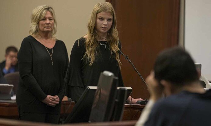 Larry Nassar escucha el testimonio de una de sus víctimas durante el juicio | EFE