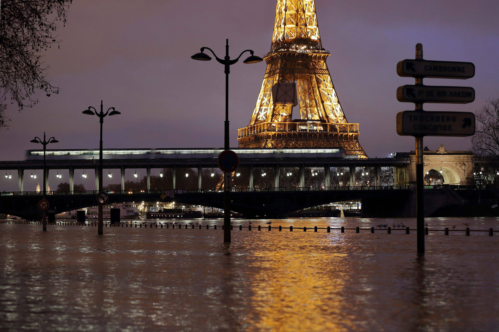 Погода в париже на 14 дней. Наводнение в Париже 1910. Париж. Дождливая Франция. Климат Парижа.