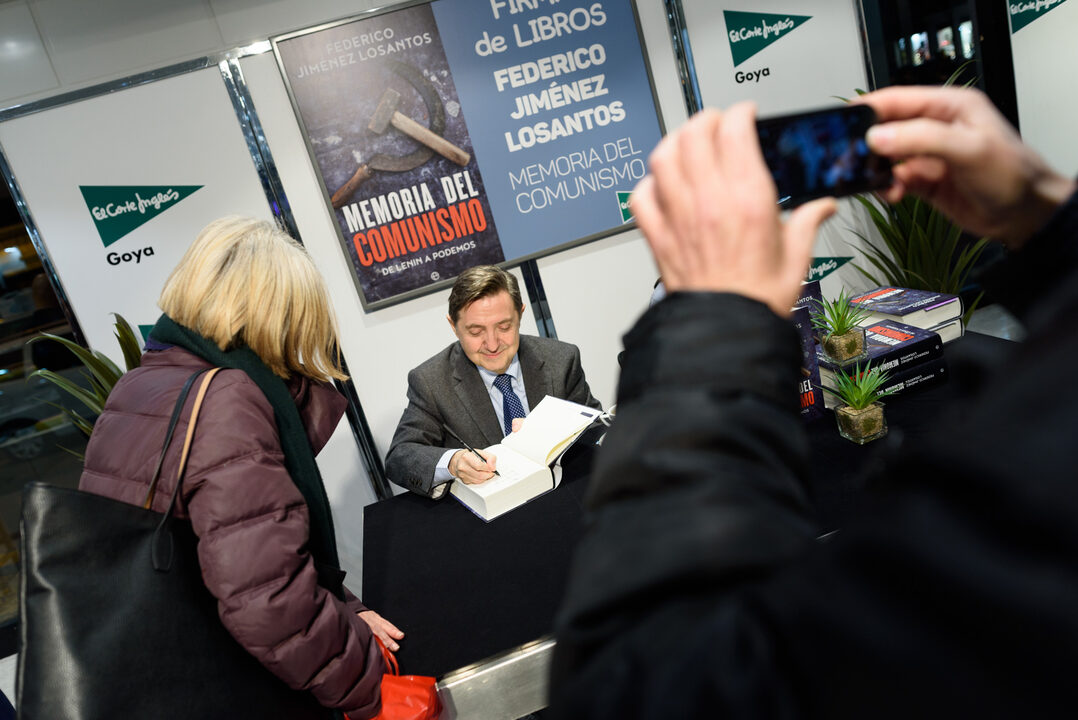 firma-libro-memoria-del-comunismo-federico-16.jpg