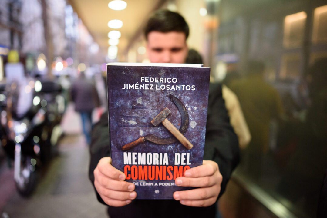 firma-libro-memoria-del-comunismo-federico-7.jpg
