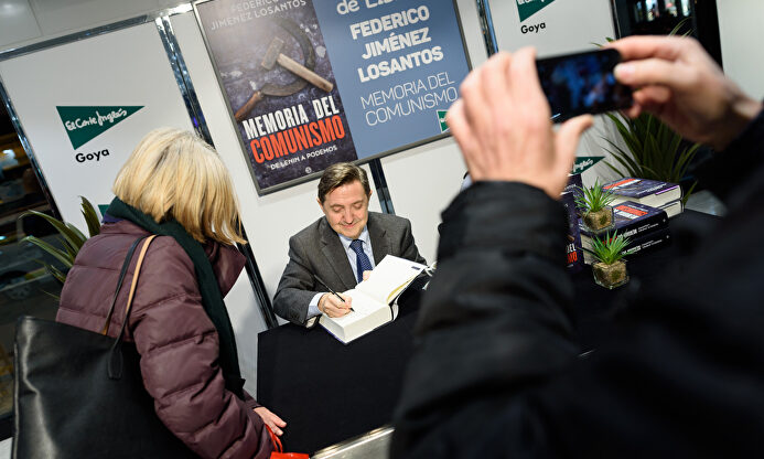 Federico durante la firma de su nuevo libro Memoria del Comunismo. | David Alonso Rincón.