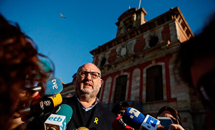 Pujol atiende a la prensa frente al 'Parlament'. | EFE