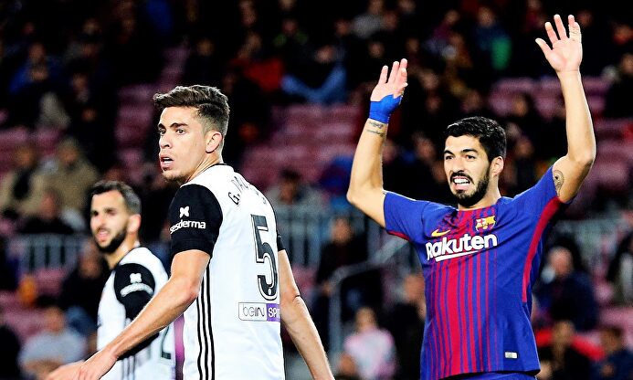 Paulista lleva varias temporada siendo jerarca en la zaga del Valencia. |  EFE