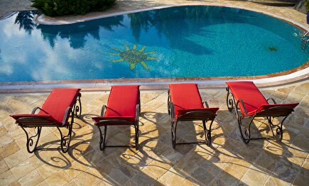 Hamacas vacías ante una piscina | Pixabay/CC/Engin_Akyurt