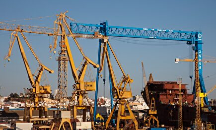 Grúas en el Polígono Pesquero de Huelva |  Alamy