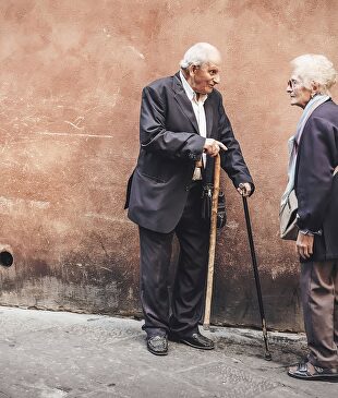 Una pareja de ancianos conversando |  Pixabay/CC/StockSnap