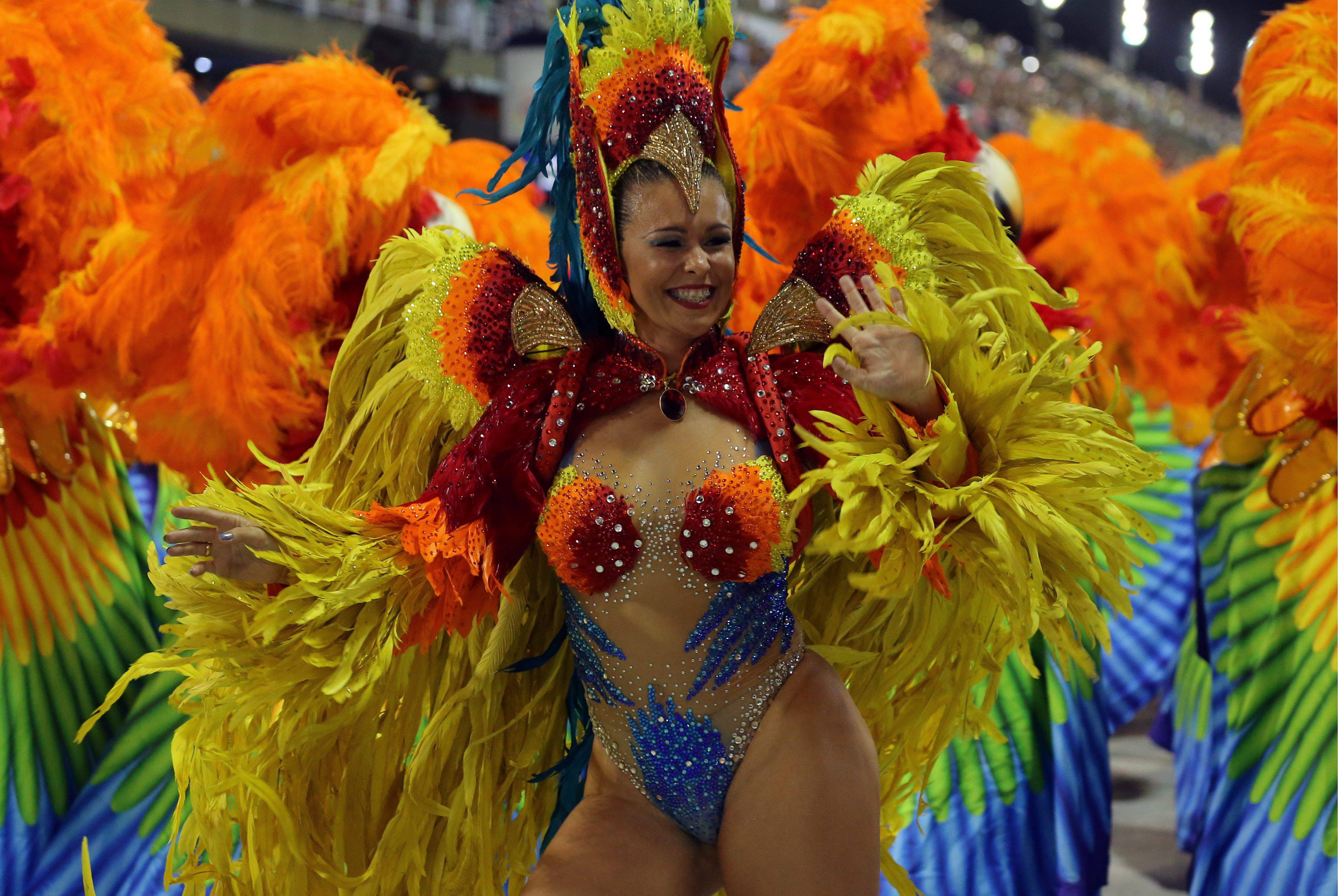 Rio rio brazilian. Рио-де-Жанейро карнавал костюмы. Карнавал в Рио-де-Жанейро Бразилия. Карнавал Рио (Rio Carnival). Рио де Жанейро костюмы.