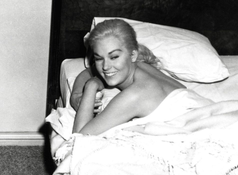 Kim Novak, la muchacha tímida que acabó haciendo orgías sexuales Kim-novak-hitchcock