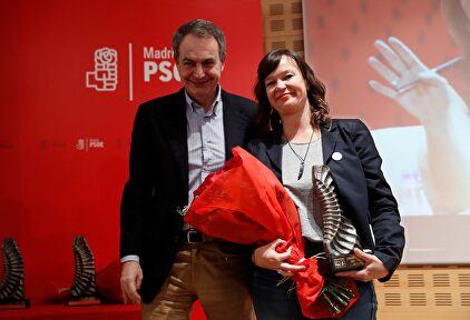 Zapatero y Leire Pajín, con el premio Carme Chacón | EFE