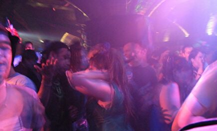 Jóvenes bailando en una discoteca. | Pixabay/CC/ericbarns