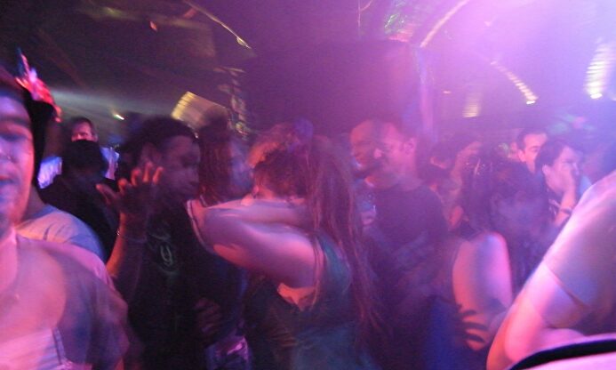 Jóvenes en una discoteca | EFE