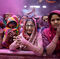 IndiaUn grupo de personas rezan durante el festival Holi en Ahmedabad, India.