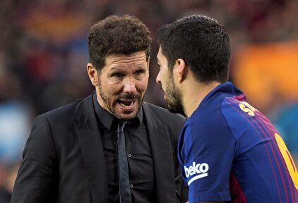 Diego Pablo Simeone habla con Luis Suárez tras el Barcelona-Atlético de Madrid. | EFE