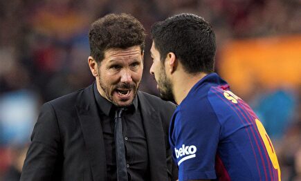 Diego Pablo Simeone habla con Luis Suárez tras el Barcelona-Atlético de Madrid. | EFE