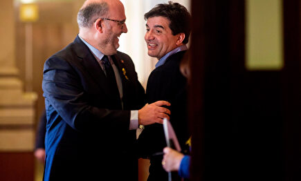 Los diputados de ERC y JxCAT, Sergi Sabrià y Eduard Pujol en el Parlament |  EFE