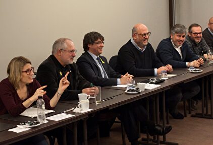 Puigdemont, con diputados de Junts per Catalunya | EFE