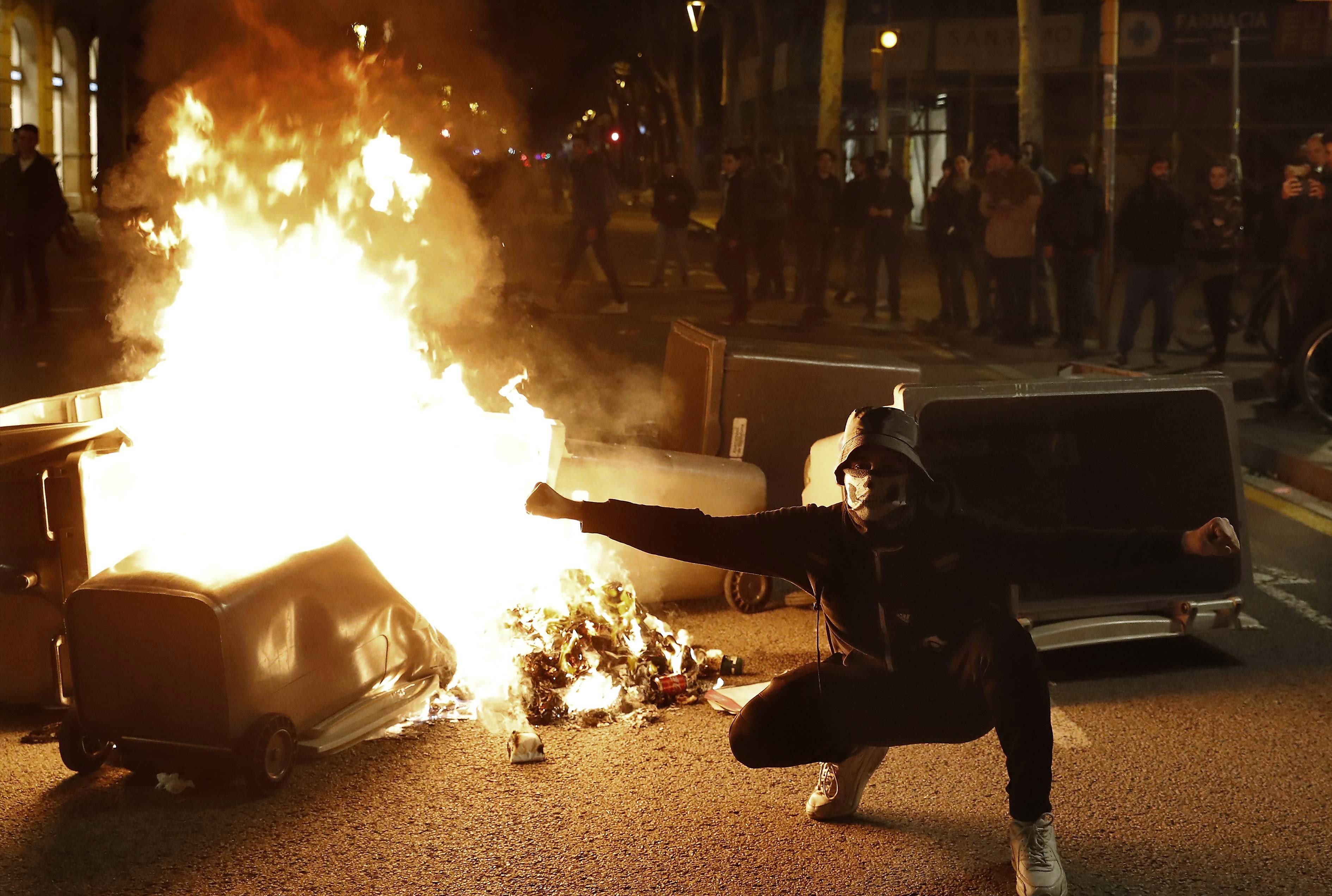 Ser catalán según la CUP: "En Cataluña, tirar piedras a los mossos y quemar contenedores es un hecho cultural propio"