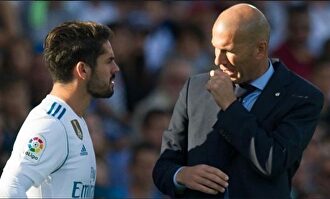 Zinedine Zidane, junto a Isco Alarcón. |  Archivo