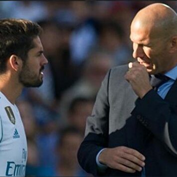 Zinedine Zidane, junto a Isco Alarcón. |  Archivo