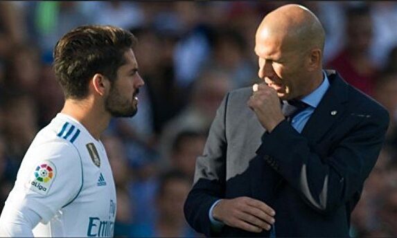 Zinedine Zidane, junto a Isco Alarcón. |  Archivo